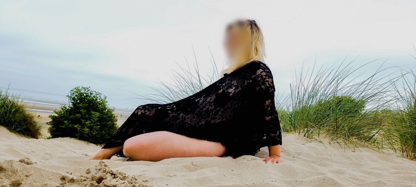 Escort Maggie1 Female,5'3 or under(160cm),Blonde,English,G cup