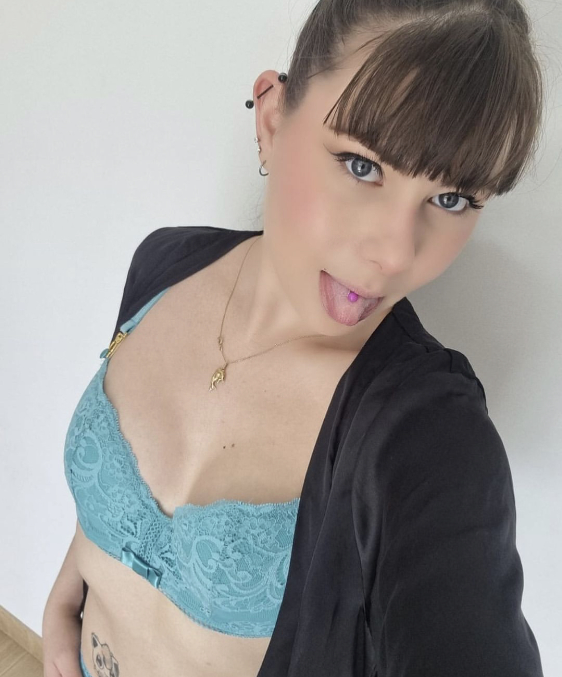 Betty0 Bisexual,Blonde,German,Green,Groups/Paties